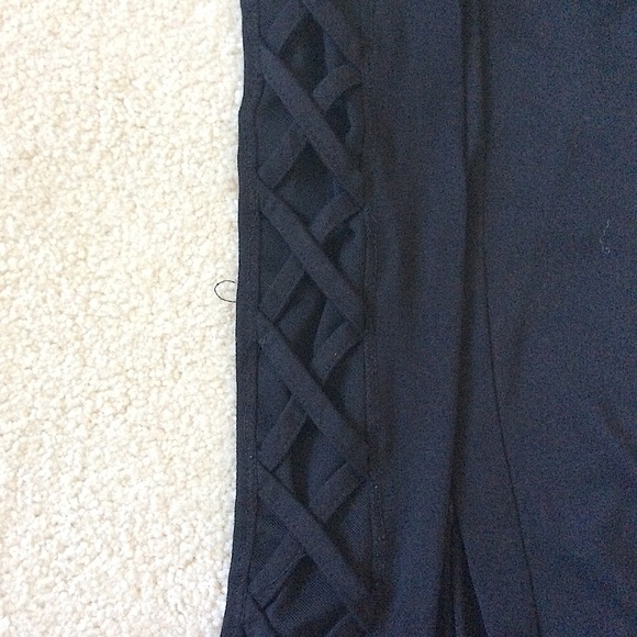 black leggings with criss cross design - Picture 3 of 3